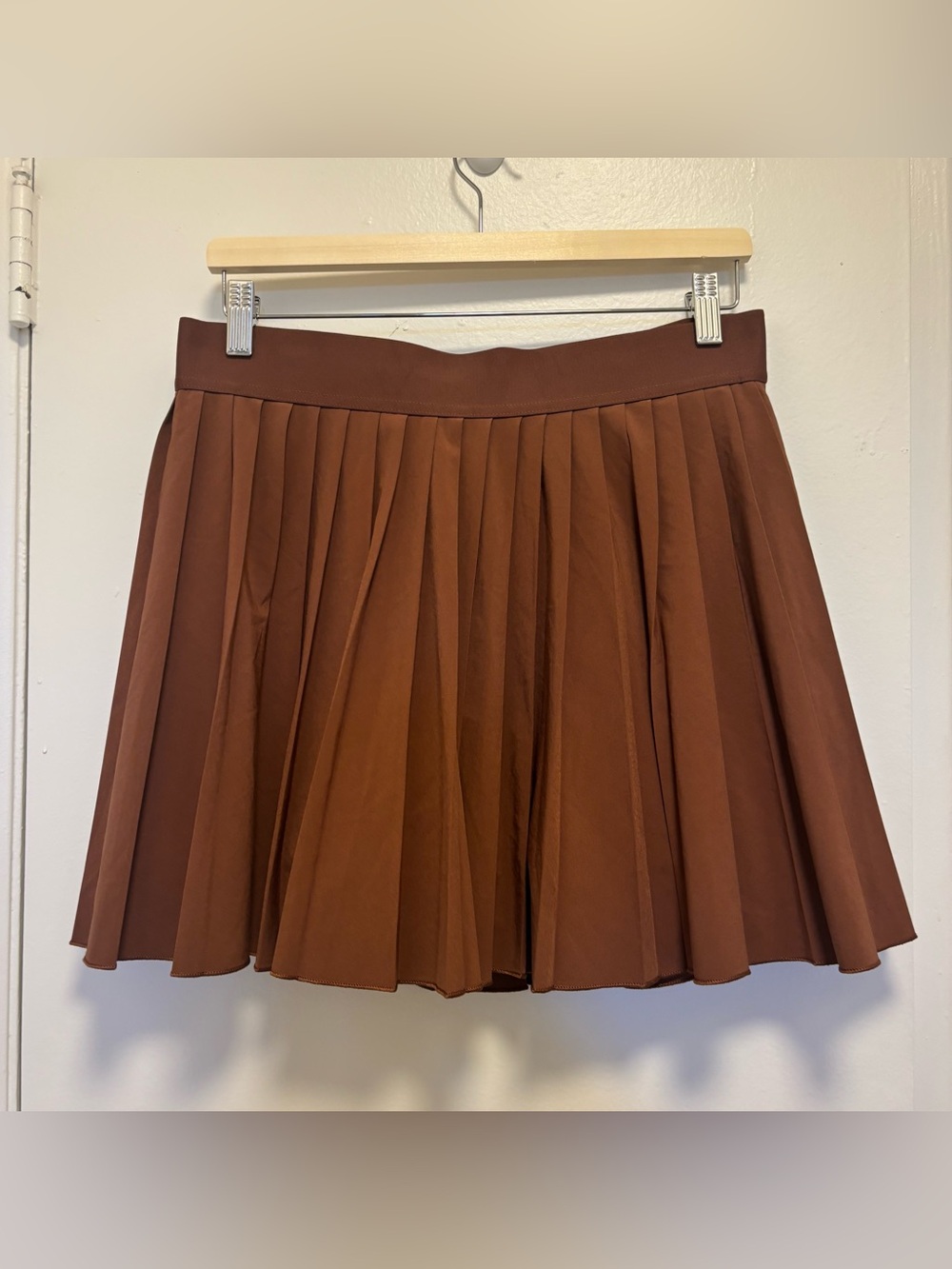 Aritzia Tnaction Pleated Active Mini Skirt in Warm Brown Size L